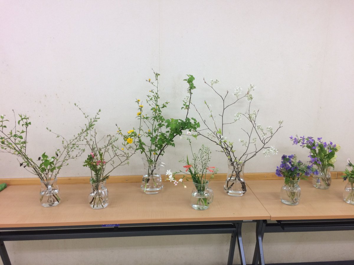 毎日文化センター東京 A Twitter 現在 教室内では1日講座 暮らしの器に花を生ける 講座をやっています 花 留めを使わずに日本の草花を生ける なげいれ 学びます 立派な花瓶がなくても花は生けることができます なげいれ 花