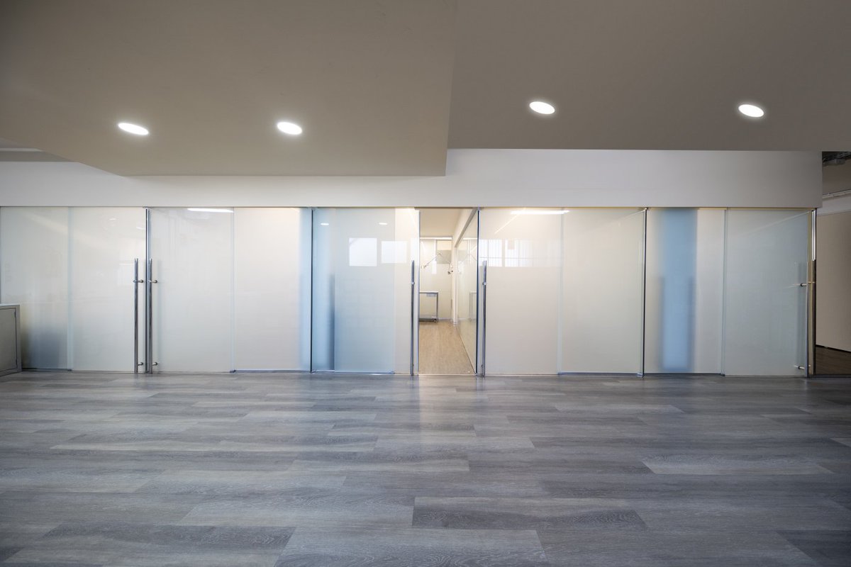 nardovetro's tweet image. Parete divisoria in vetro 5+5 extra-chiaro stratificato della @pilkingtonglass con pellicola bianco latte.

Il vetro sagomato è stato lavorato e forato sui nostri centri CNC e temperato con il nostro forno orizzontale della @mappisrl.

#Glass #designer