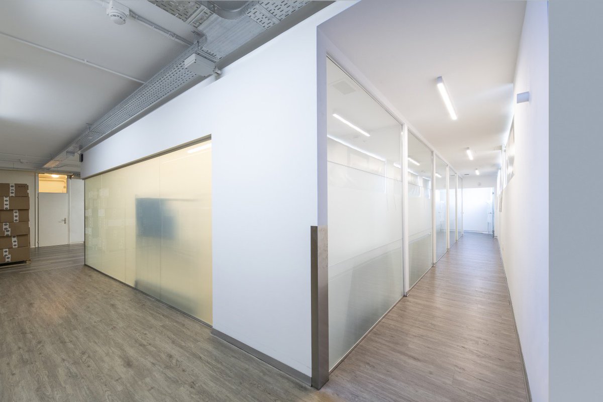 nardovetro's tweet image. Parete divisoria in vetro 5+5 extra-chiaro stratificato della @pilkingtonglass con pellicola bianco latte.

Il vetro sagomato è stato lavorato e forato sui nostri centri CNC e temperato con il nostro forno orizzontale della @mappisrl.

#Glass #designer