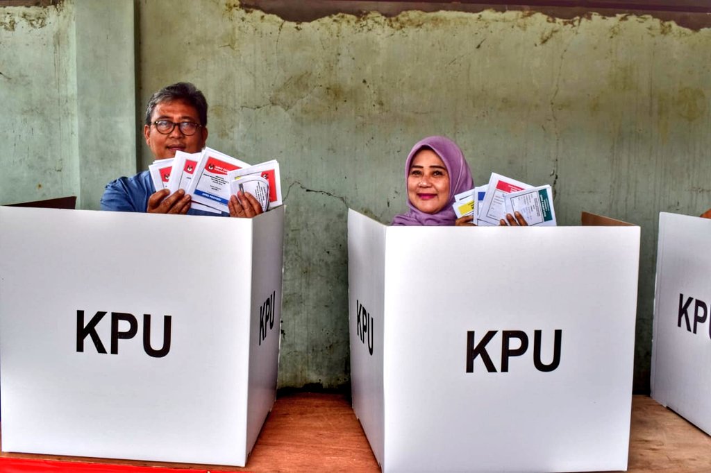KejaksaanRI's tweet photo. #WakilJaksaAgungRI, Dr. Arminsyah bersama istri saat gunakan hak pilih di TPS 040 di Perumnas Tangerang. #JaksaKawalPemilu #JaksaSahabatMasyarakat #KejaksaanRI #PEMILU2019 #pemilu #PemiluAmanDamai #PemiluSerentak2019 https://t.co/GWinPLcCBm