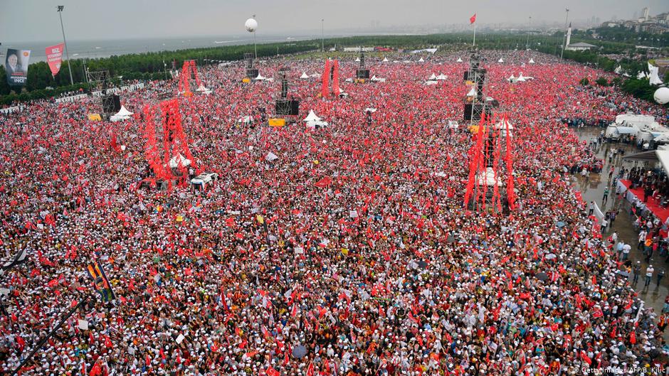 193 milyon seçmenin kayıtlı olduğu Endonezya'da sandıklar kapandı 

Endonezya'da Devlet Başkanı Widodo'nun seçim mitinginde çekilmiş gibi paylaşılan karenin Muharrem İnce’nin miting fotoğrafı olduğu ortaya çıktı p.dw.com/p/3GwBx