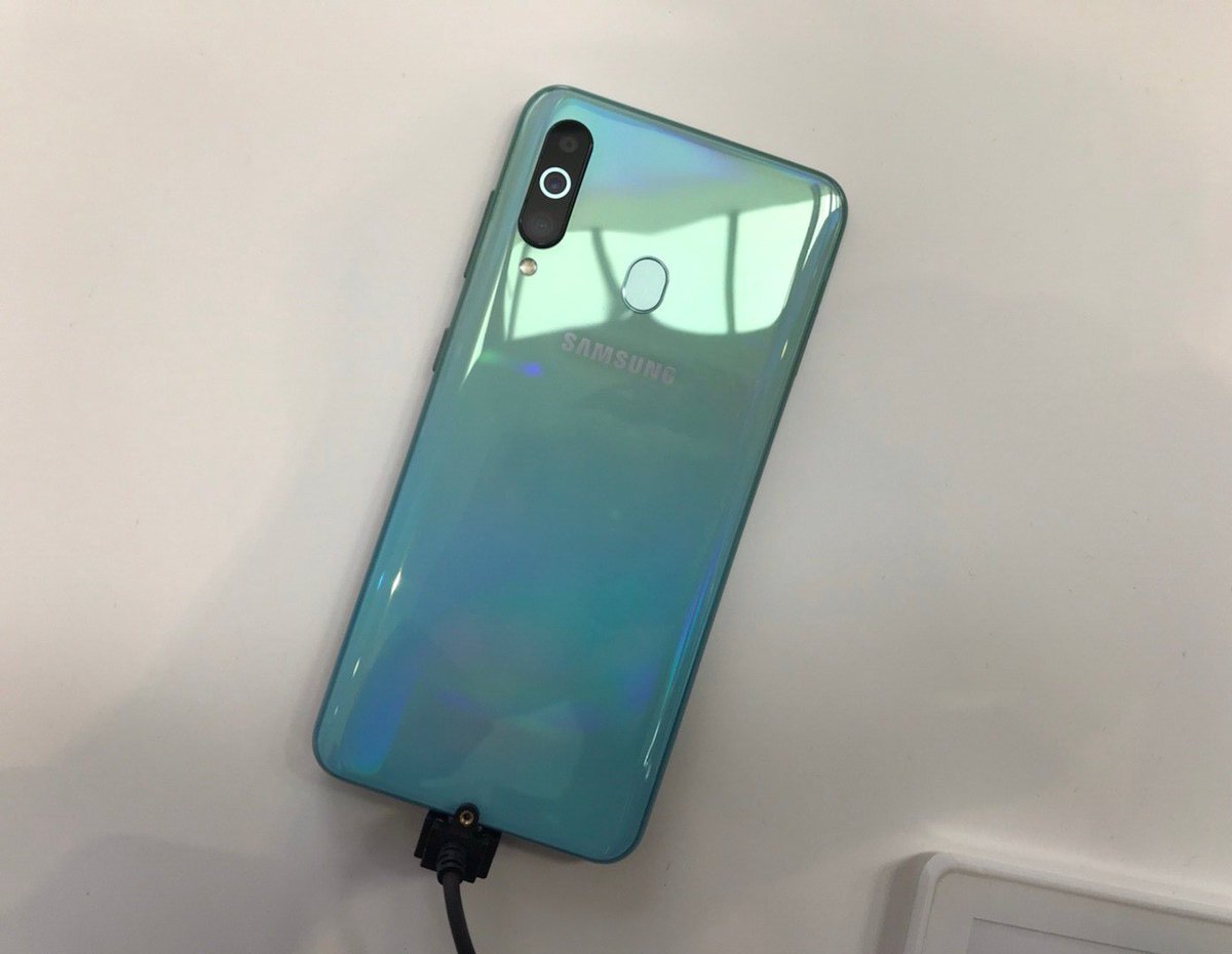 ZyadAtef12's tweet photo. Galaxy A60 https://t.co/JiLO4VHz3B
