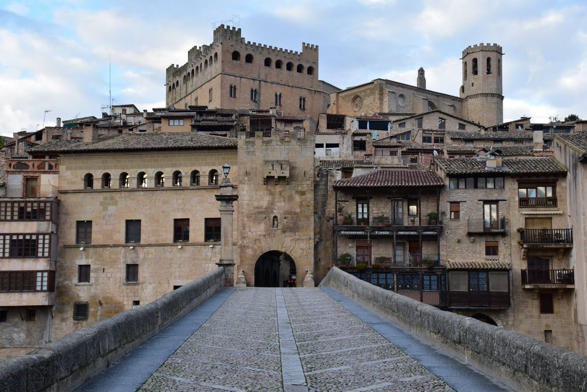 Hoy os damos los #buenosdías desde #Valderrobres, uno de los pueblos más bonitos de #España, que se encuentra en #Teruel.

📸 de @tedeteruel