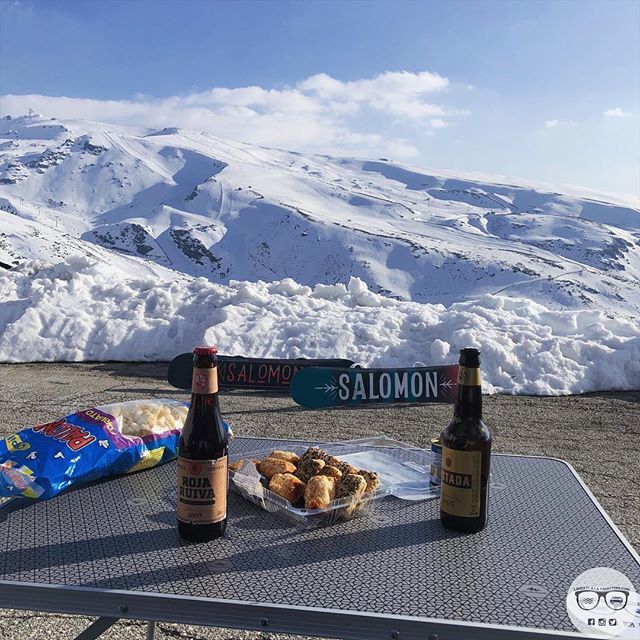 alacarretera's tweet photo. Buenos días! 🏂 después de disfrutar esta ultima nevada con las mejores bajadas del año :p un poquito de aperitivo creo que es más que merecido no ?  Jeje si es que con estas vistas no se puede pedir mucho más #salud #birra #cerveza 📌Sierra nevada 📸 by @lanzatealacarretera  #… https://t.co/cyu9CRr3Xn