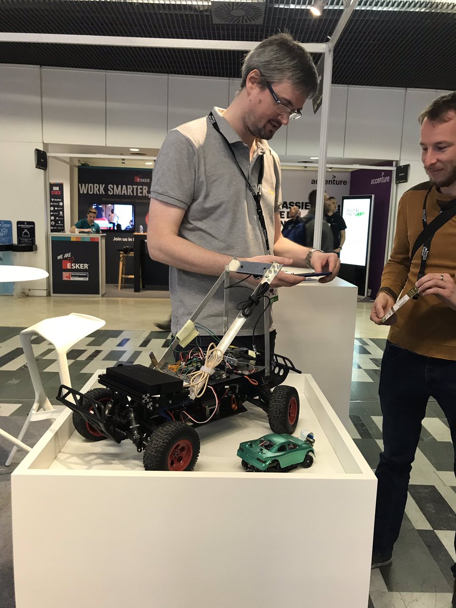RenaultDigital_'s tweet image. 📌c’est parti pour 3 jours @DevoxxFR la team Tech de #renaultdigital vous y attend avec leur #robocar 🏎🏎🏎🏎