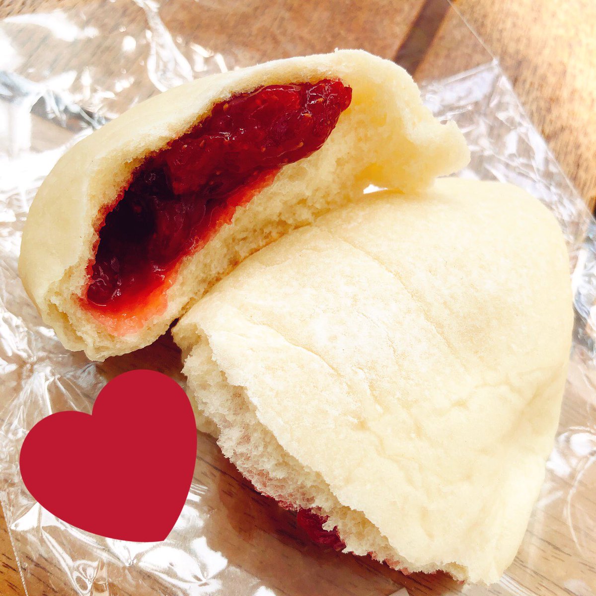 仙台AERの中には！ 日替わりのパン屋さんがあるのです！！ 今日は菜の花パンさん！！ たまきはいちごジャムパンたべたよーっ！！...