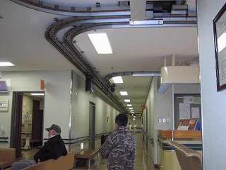 ビックリww昔は天井にレールがあった！？病院の進化の歴史に驚きを隠せない...