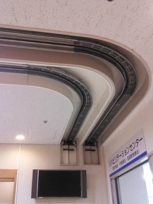 ビックリww昔は天井にレールがあった！？病院の進化の歴史に驚きを隠せない...