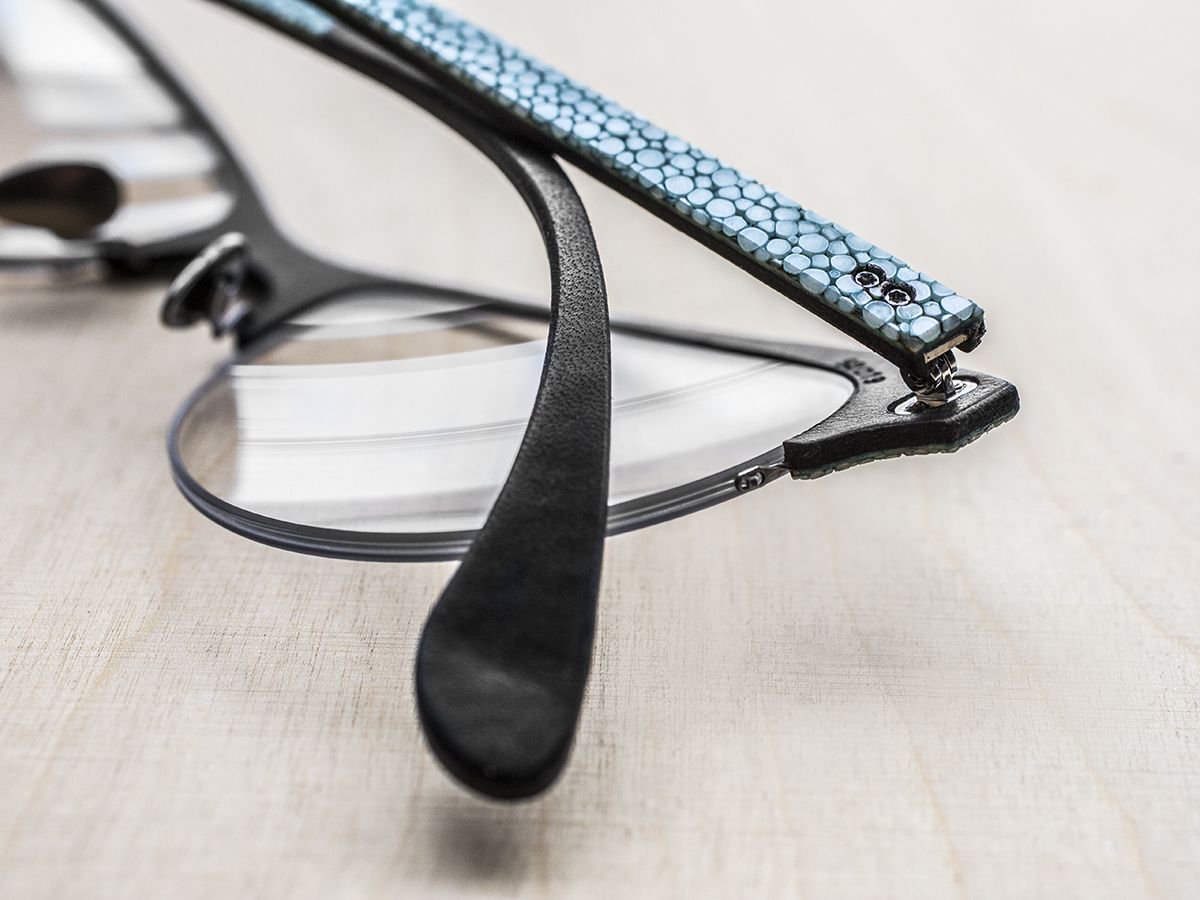 VIVARIUM / natural pearls of #silicia.
#lucasdestael #undostrial #lunettes #eyewear #opticiens #leathereyewear #leather #luxe #design #natural #process #savoirfaire #knowhow #artisanat #accessories #labelepv #fabriqueaparis