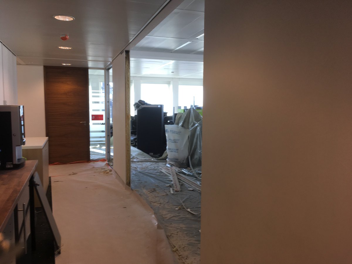 We are in the starting blocks ! Works in progress in our new center, Multiburo Sablon Tower. Within 2 weeks you can visit and discover our new coworking space, the offices and meeting rooms 😊