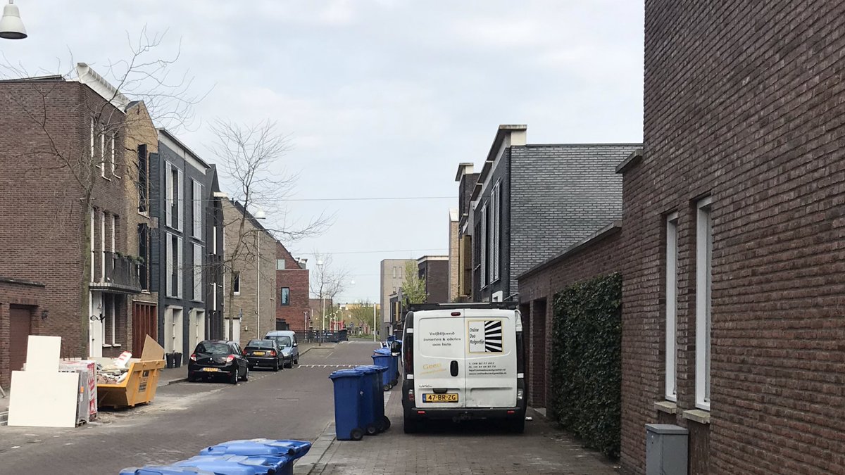 Van die dingen die in <a href="/Gem_Amersfoort/">Gemeente Amersfoort</a> #Vathorst steeds gewoner lijken te worden. #ParkerenOpDeStoep #Lui #zucht