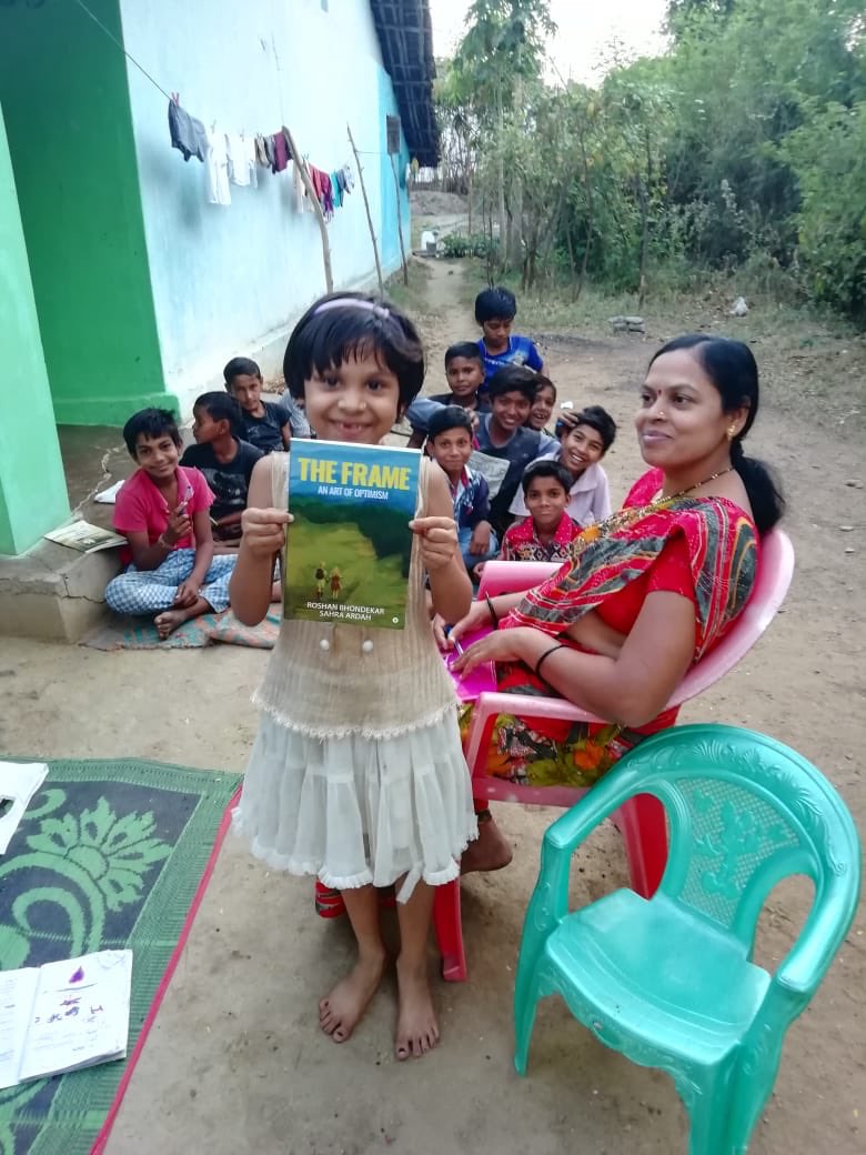 roshan_b's tweet photo. Glad to see kids loving #TheFrame 🎁🙏 and support from teachers of rural area to make a new India. #LoveTheKeyToOptimism #amwriting #nonfiction #books #films #PeopleEffectChange #Education #India #NewIndia @SahraArdah https://t.co/8Qhs9GS9Zh