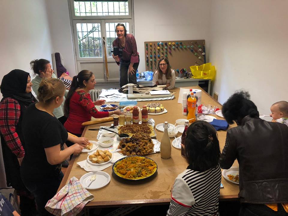 Ieri la sartoria sociale di Arché ha festeggiato la chiusura del corso con un bel pranzetto condiviso, cucinato dalle sapienti mani delle partecipanti 😋 
Grazie!