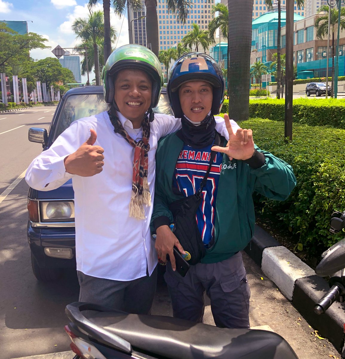 Arie_Kriting's tweet photo. Pastikan pemenangnya, Indonesia!
Waktu berangkat ke GBK kemarin, saya diantarkan dengan selamat oleh Pak Sunarya. Beliau pendukung Pak Prabowo, sementara saya pendukung Pak Jokowi. Tetapi kami berdua tiba di tempat tujuan yang sama. Mari jaga persaudaraan. Salam. 🇲🇨 https://t.co/OvCJiCSbyq
