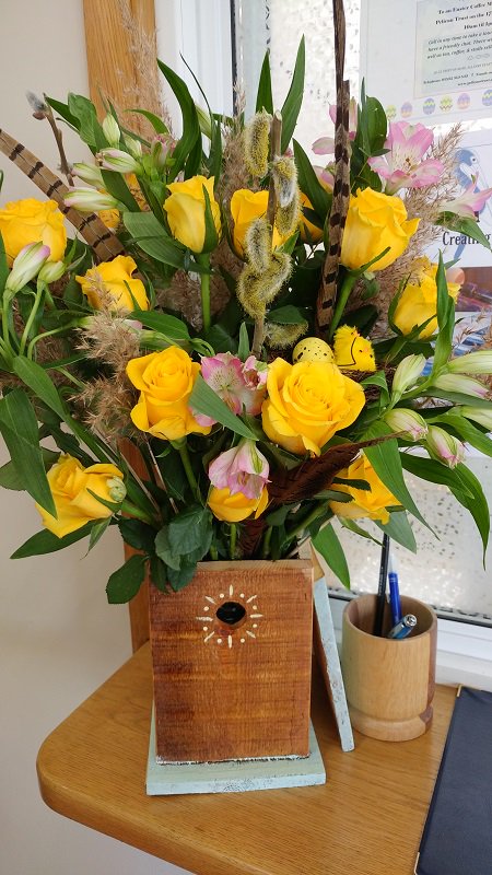 Another use for one of our bird boxes - create a statement with flowers and decorations.
This one was created by Cathy who works with us - she has used yellow roses, feathers, and a little nest with chicks!
Available to purchase at Pelican Trust #handmadehour
#easter #flowers