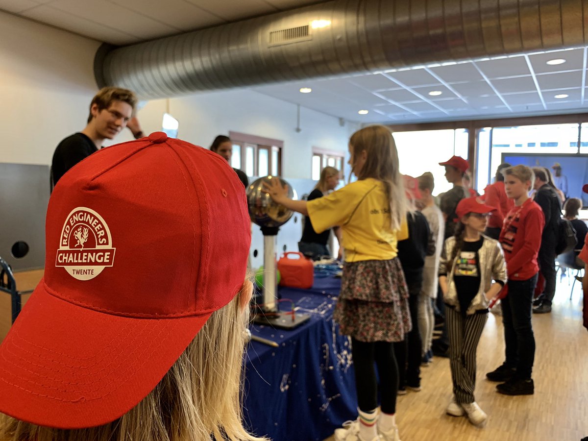 Het proefjesplein tijdens deze finaledag is een groot succes! De finalisten van RED Engineers Challenge 2019 kunnen tijdens deze dag onder begeleiding van de tech-coaches van <a href="/Saxion/">Hogeschool Saxion (inactief)</a> en de <a href="/UTwente/">University of Twente (inactive)</a> zelf experimentele technische proefjes uitvoeren. Techniekonderwijs! @Techniekpact