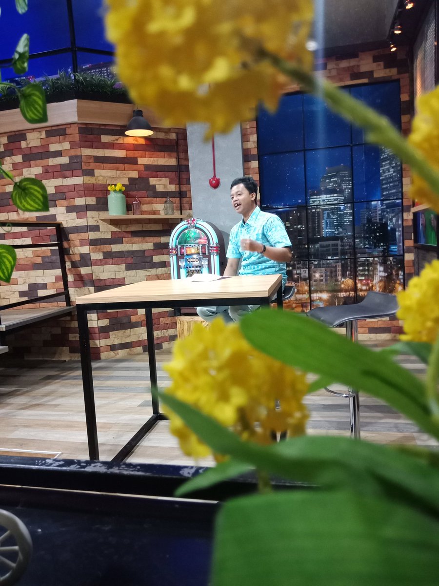 DustinGeinbee's tweet image. Berkutat dengan waktu dari sekolah, seragam batik pun masih menyantel, demi mengejar suatu, yang namanya on time 11pm #TheComment_NET #netmeditama