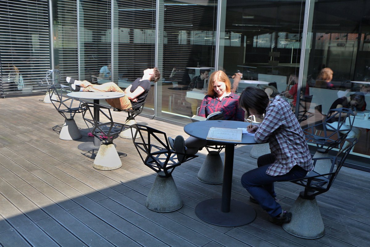 ntkcz's tweet photo. Chcete se učit venku a zároveň zůstat v knihovně? Zkuste atria na 6. NP. Dnes jsme je pro vás otevřeli. 😎🌞#techlib https://t.co/kxEYMQbxi9