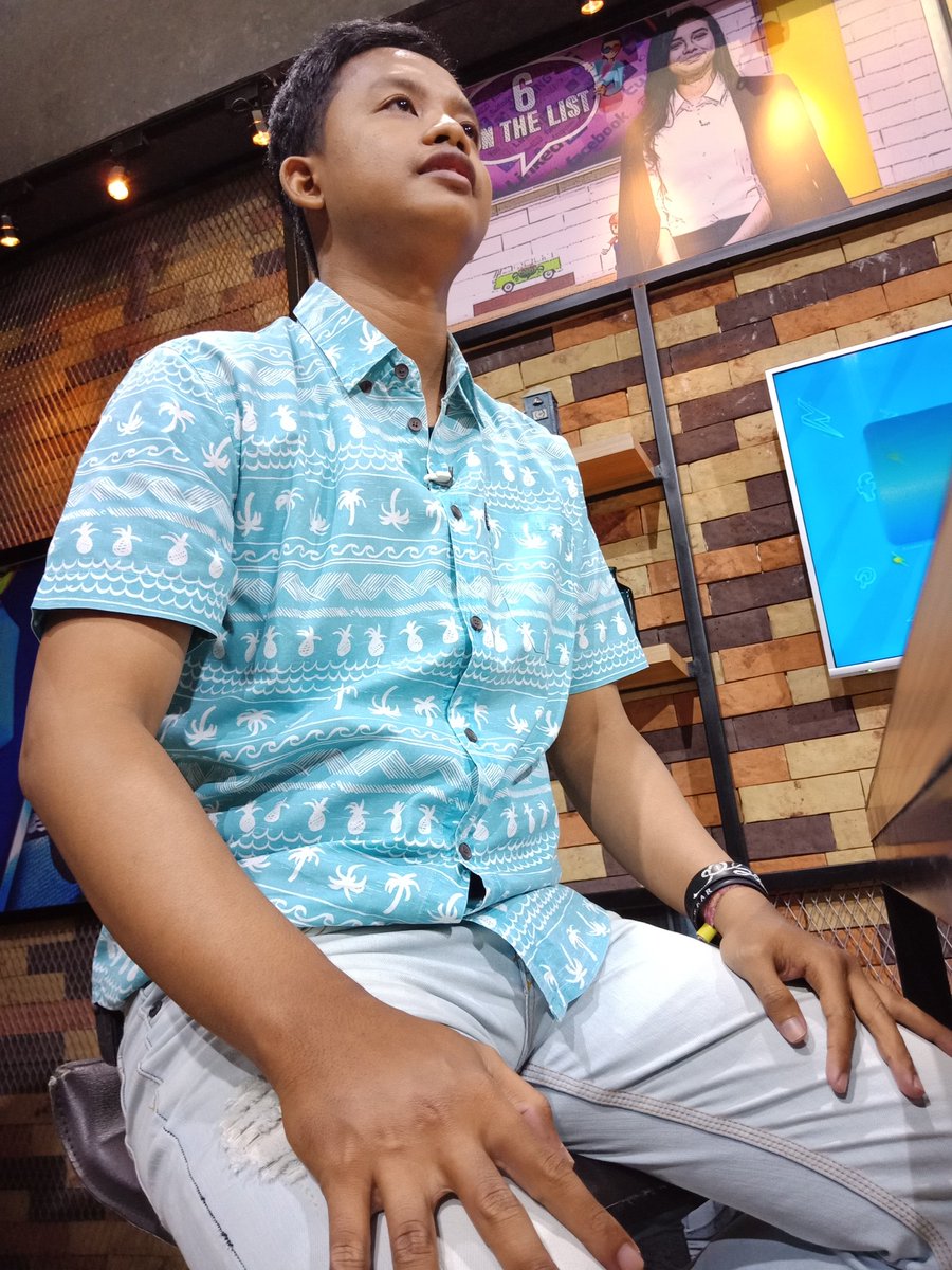 DustinGeinbee's tweet image. Berkutat dengan waktu dari sekolah, seragam batik pun masih menyantel, demi mengejar suatu, yang namanya on time 11pm #TheComment_NET #netmeditama