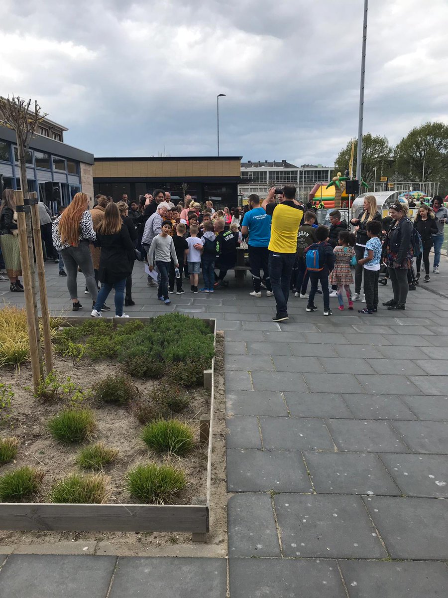 Buurtfeest Leyenburg groot succes, ook Tommie Beugelsdijk aanwezig 💪