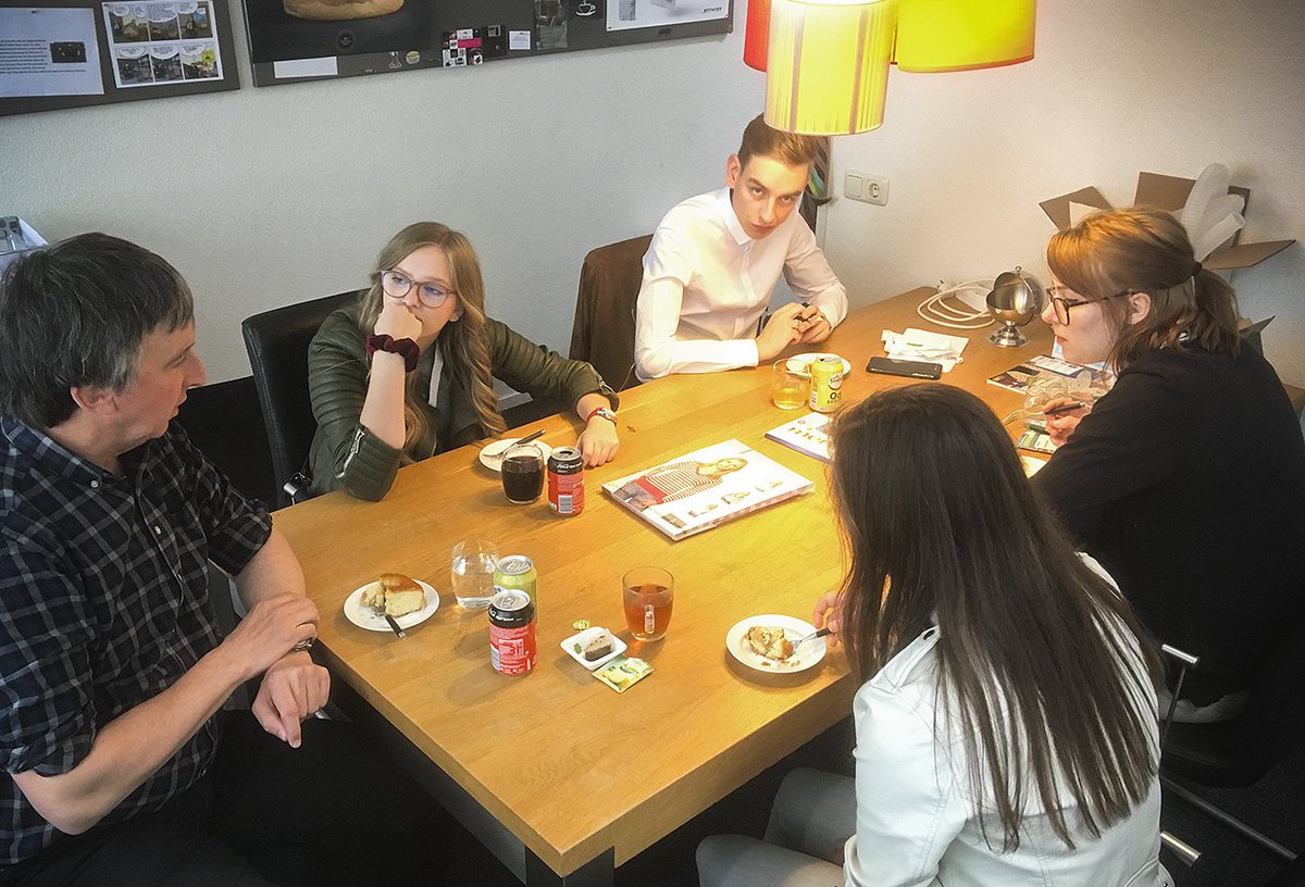StudioPothoff's tweet photo. Vandaag kregen we bezoek van Technova-studenten Fotografie: Marith, Dieke, Marieke en Kevin @BigdayFV #Bigdayfv #startjouwnetwerk #fotografie #grafischevormgeving https://t.co/yWDe6nIQ4C