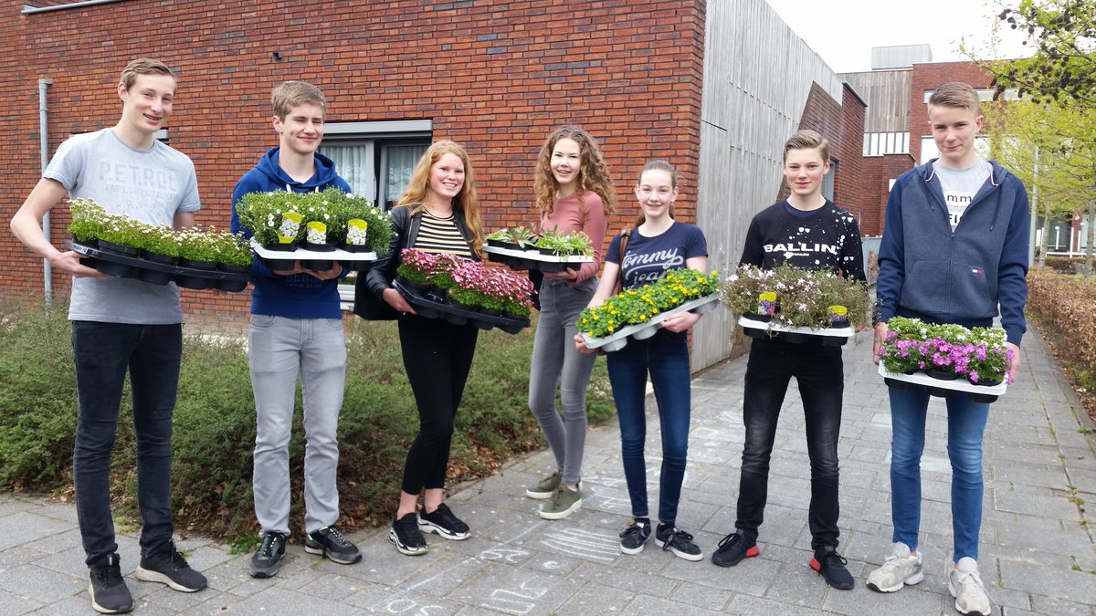 EerselvElkaar's tweet photo. Topdag! 38 kanjers uit 4 Vwo  van het @Rythovius College in #Eersel geven de bewoners van @RSZK_zorg in #Kerkebogten een fantastische dag. #tuintjes opknappen, #bloemetjesbuitenzetten, #wandelen met de #rolstoel, spelletjes spelen en dadelijk #bingo! https://t.co/T5FKfOovGx