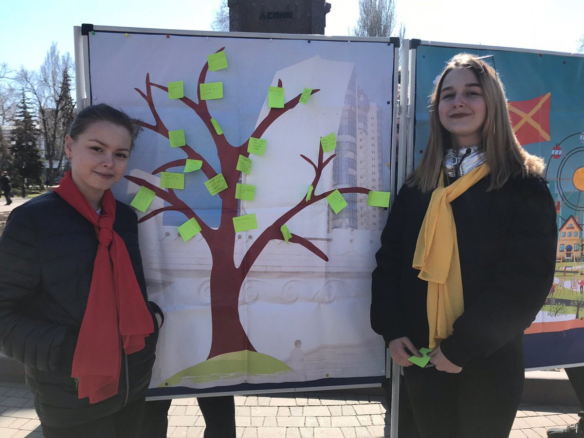 Сегодня, 17 апреля, стартовала городская акция "Экологический автобус". Волонтеры Школы № 63 пели песни, читали стихи, провели опрос жителей Самарского района об отношении к экологии и улучшению внешнего вида города. Дерево желаний зазеленело!