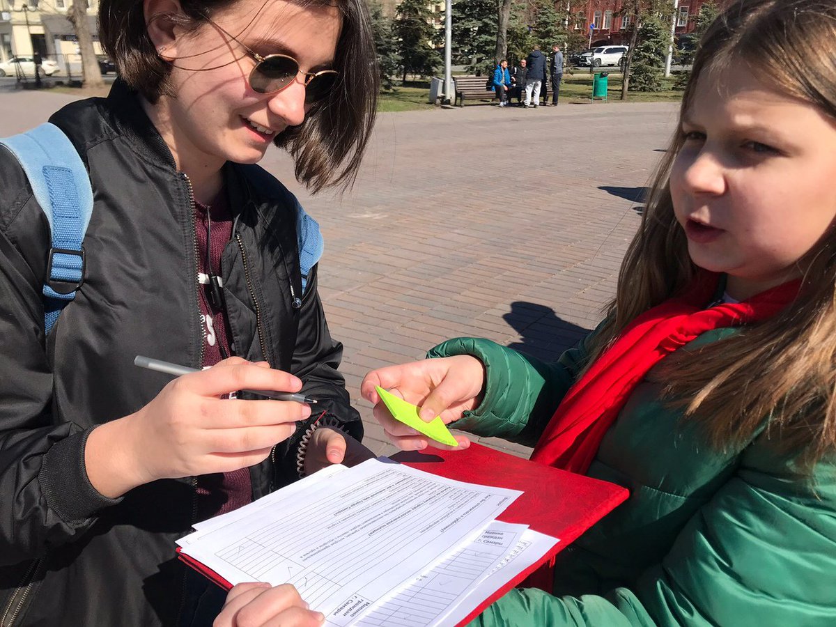 imangulova_a's tweet photo. Сегодня, 17 апреля, стартовала городская акция "Экологический автобус". Волонтеры Школы № 63 пели песни, читали стихи, провели опрос жителей Самарского района об отношении к экологии и улучшению внешнего вида города. Дерево желаний зазеленело! https://t.co/6OwKQbVsTZ