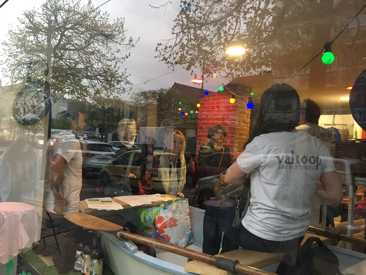 LaGuincheBieres's tweet photo. La rencontre avec #Valcoop à #LaGuinche a fait le plein!
La recherche de nouveaux modes de consommation va de paire avec des productions locales. Nous entendons prendre part à la construction d’un réseau local éco-responsable sur #Chelles et @aggloPVM
#economiecirculaire #biere https://t.co/uhko91Jk31