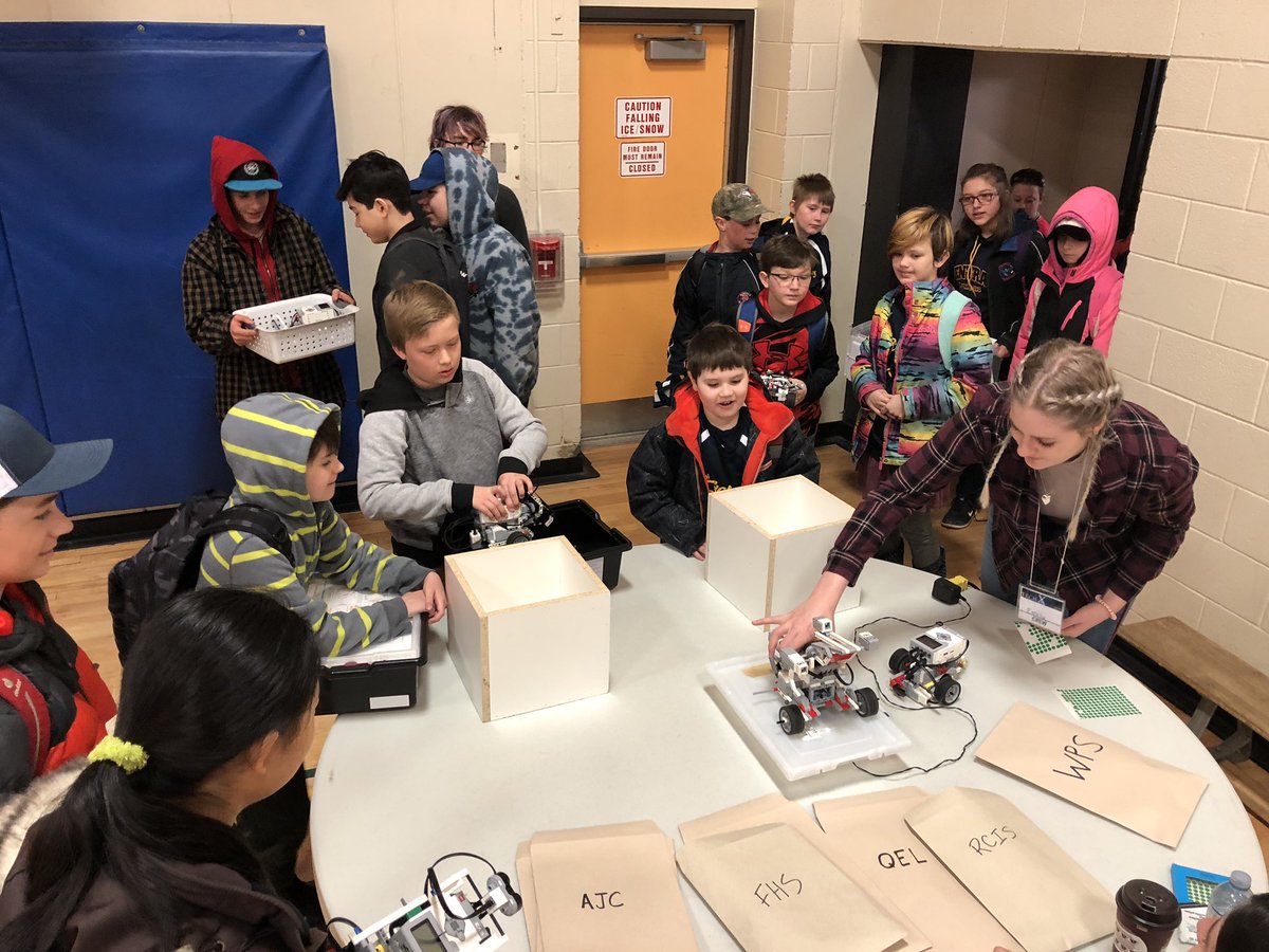 MrJonathanPratt's tweet image. Robots getting their weigh in at the registration desk. Excitements building! #RCDSBTechX