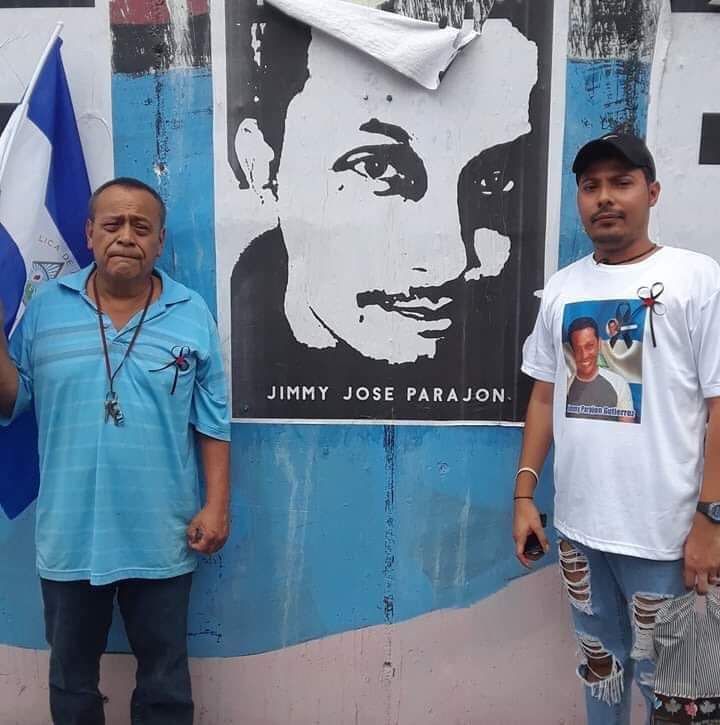 anavijil's tweet photo. Esta foto me llegó profundo cuando la ví, hace varios meses. Mi amigo Yader, con su papá y el póster de Jimmy, su hermano asesinado. Ayer secuestraron a Yader, no sabemos dónde está #SomosAbril #LibresLosQueremos https://t.co/FwigEo2zLi