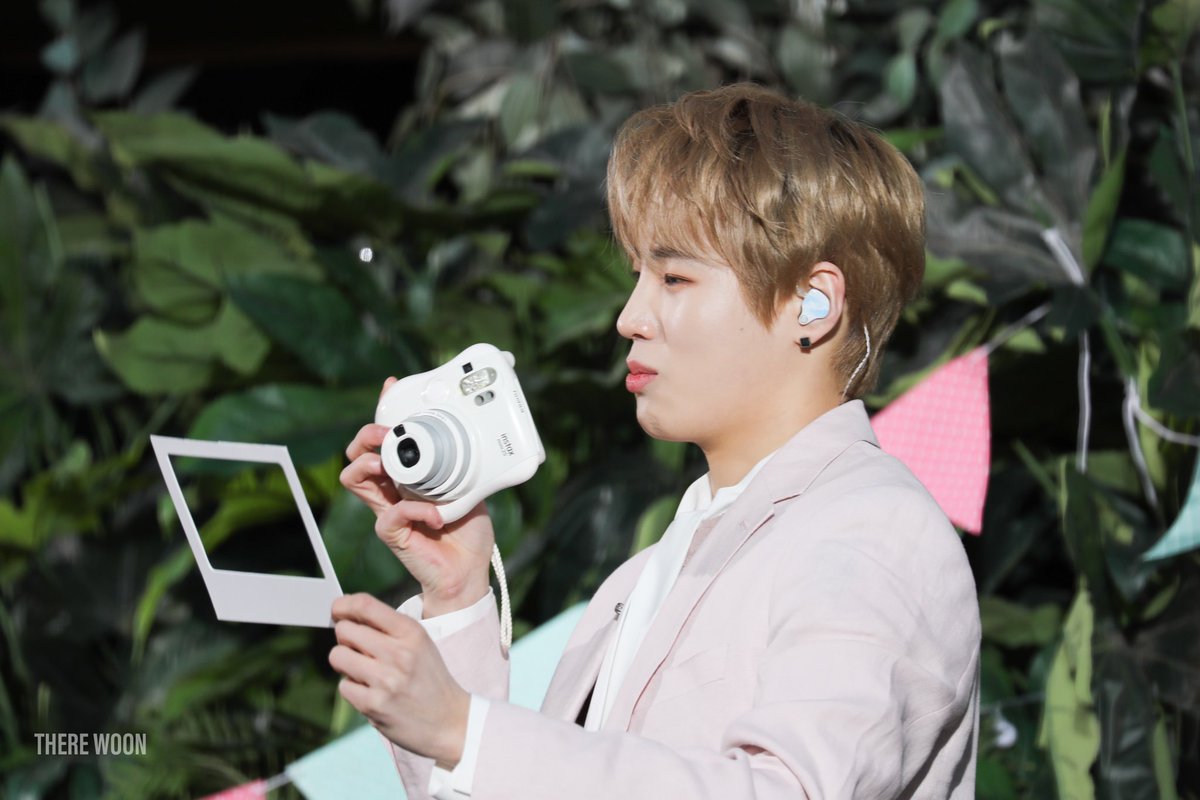 190412 피크닉 뮤직 Live in 에버랜드

힝구..☁️

 #하성운 #HASUNGWOON #ハソンウン #河成雲 <a href="/gooreumseng/">하성운</a>