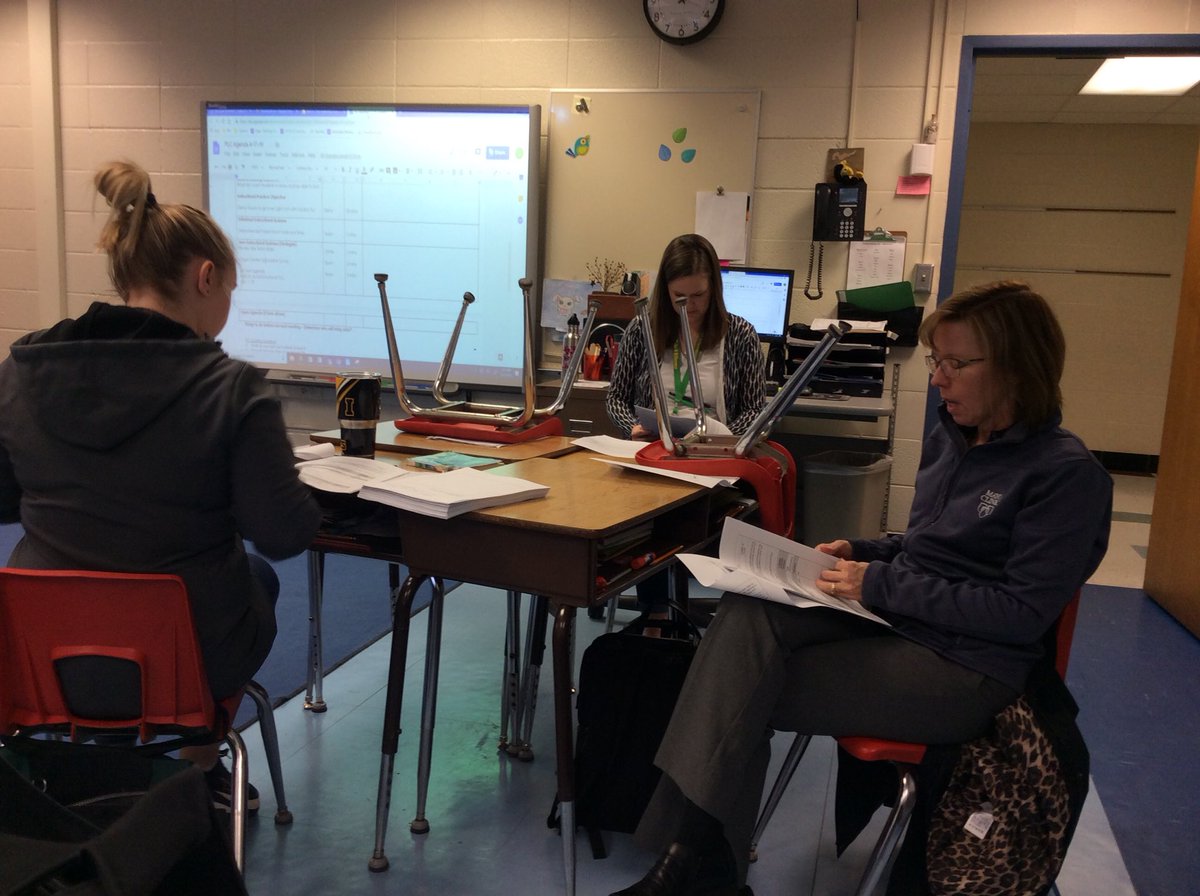 SraSchieve's tweet photo. 3rd grade teachers teaming with ⁦@DenaMundy⁩ from ⁦@InSciEdOut⁩ 🐟— a great partnership for our #gagegators! ⁦@msbendaRPS⁩ ⁦⁦@MsMickelsonRPS⁩ https://t.co/TzwGgCaJWI