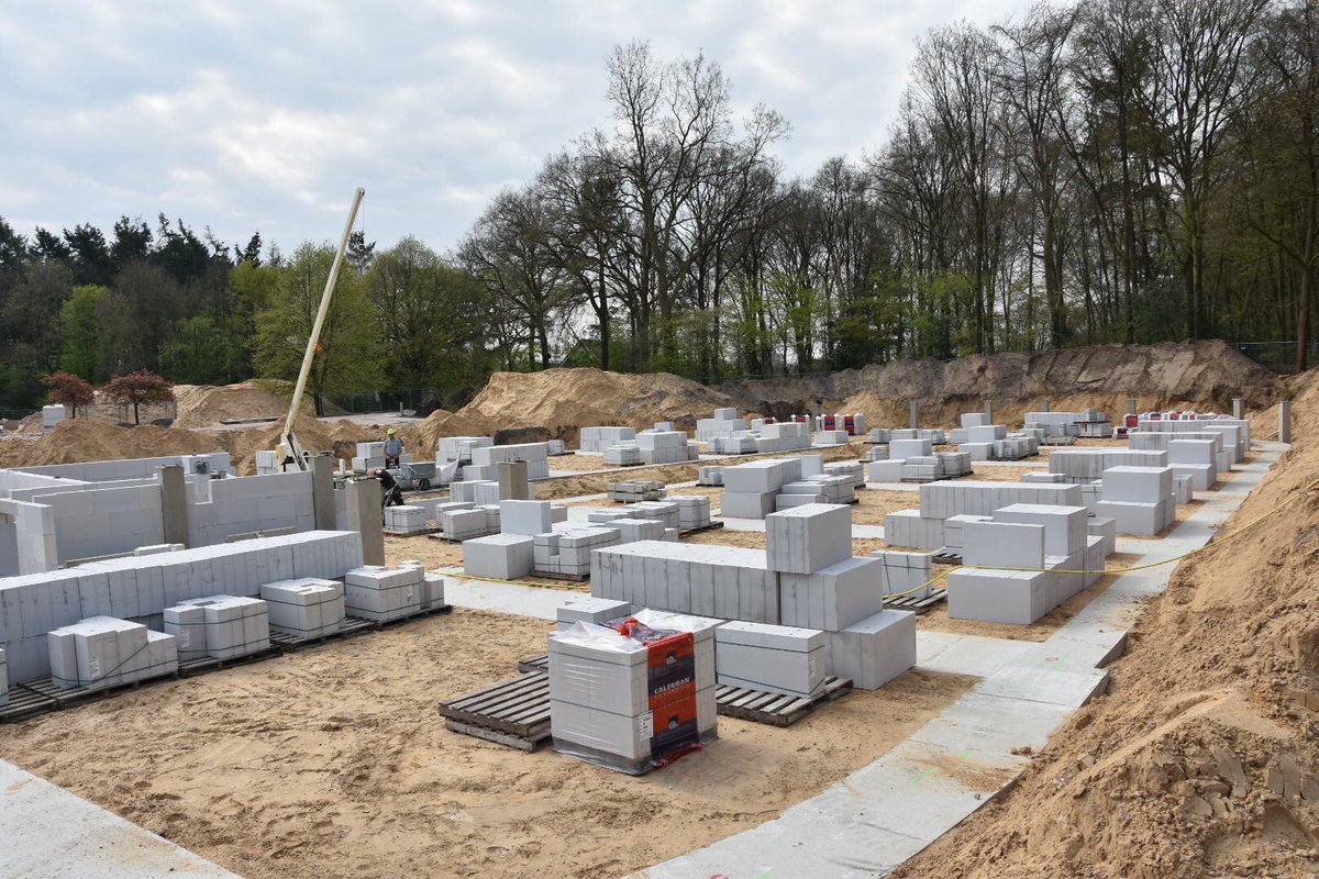 JoesvanAsten's tweet photo. Vandaag de bouwlocatie 'Tusselerhof' bezocht van Pro Senectute te Lochem. Hier verrijst een nieuw gasloos woonzorgcomplex in een prachtig groenen omgeving. Aannemer: @KlaassenGroep , installateur: Rouweler Installatietechniek #woonzorgcomplex #Lochem #ProSenectute #gasloos https://t.co/8AMNvvREi8