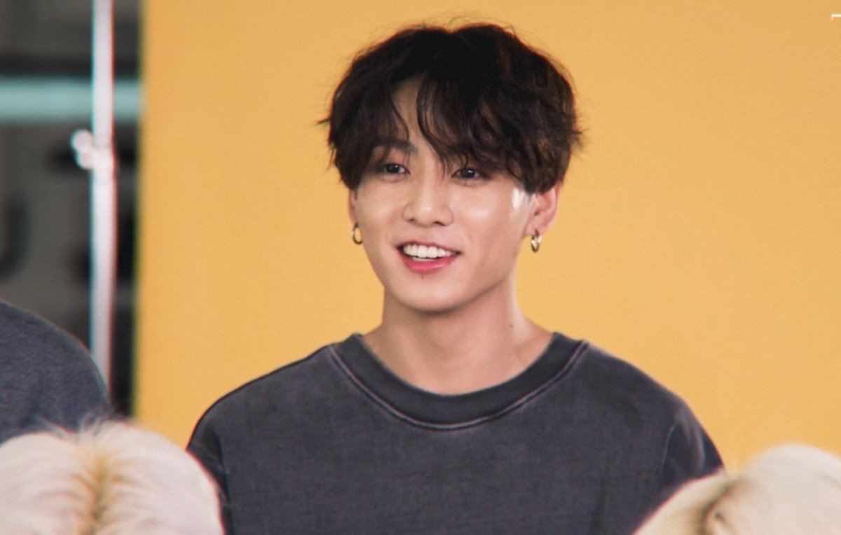 Deux_Crypto's tweet photo. his long wavy hair and his pretty smile.. 11/10 would risk it all for this boy https://t.co/FjnnjKccDl