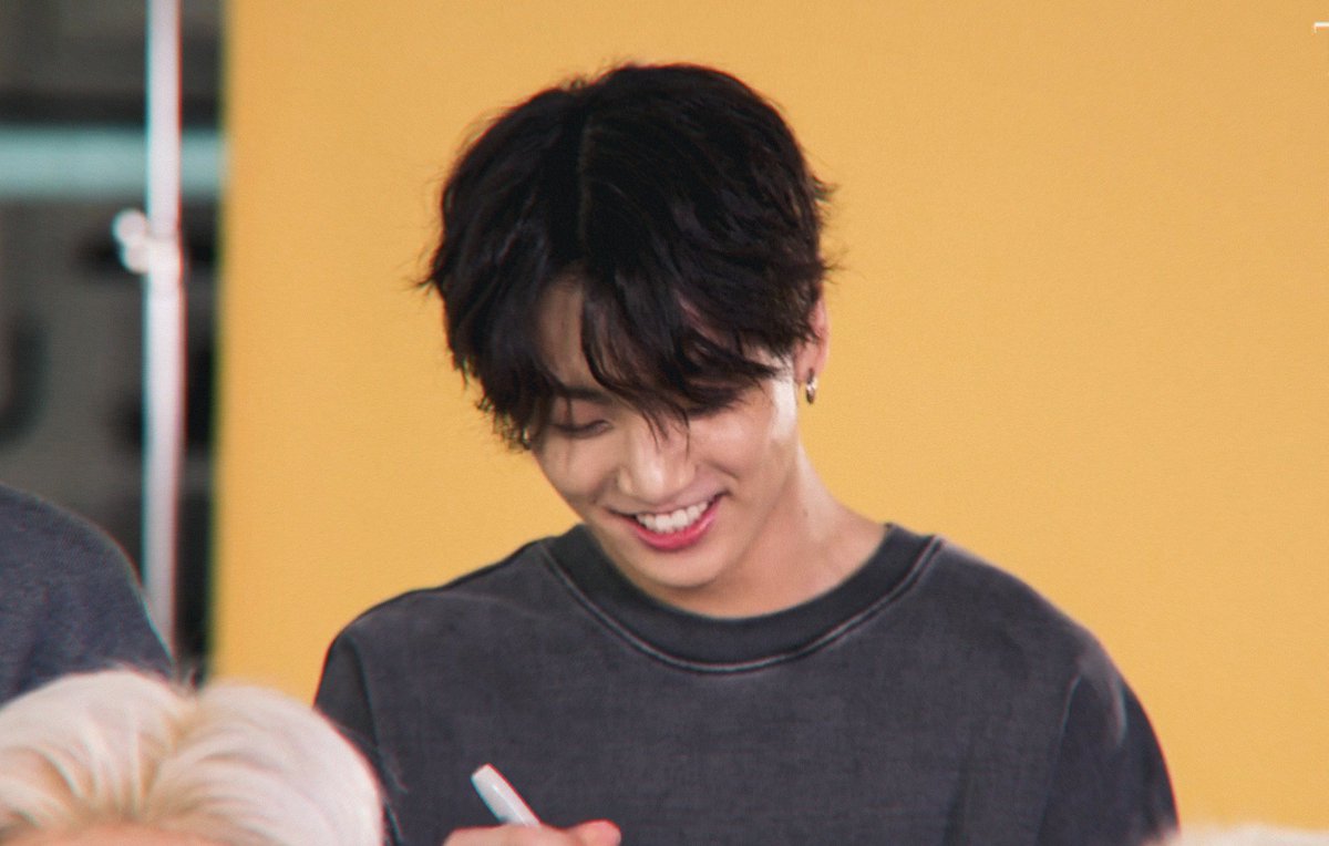 Deux_Crypto's tweet photo. his long wavy hair and his pretty smile.. 11/10 would risk it all for this boy https://t.co/FjnnjKccDl