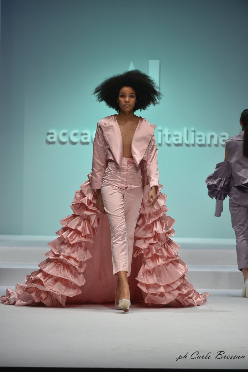fcmodelagency's tweet photo. ACCADEMIA ITALIANA 2019

Domani, giovedì 18 aprile, si svolgerà un AMAZING fashion show.
Vi proponiamo alcuni THROWBACK della sfilata del 2018...

STAY TURNED!!!!! https://t.co/z1uU18zwyV