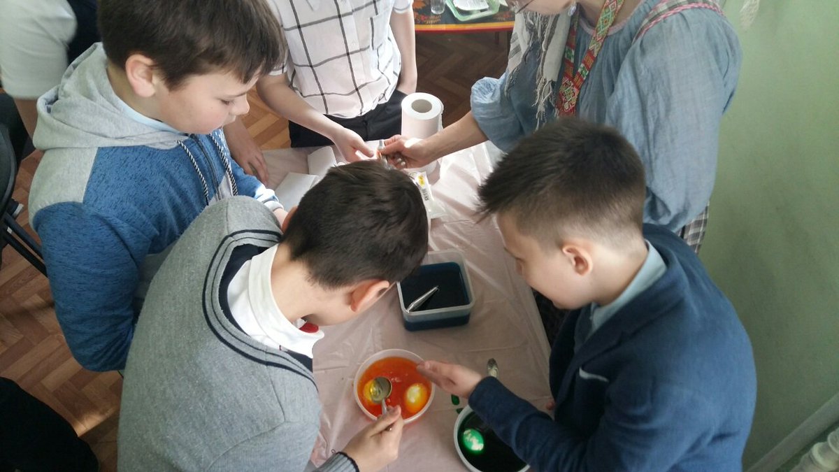 imangulova_a's tweet photo. 17 апреля в библиотеке народов Поволжья обучающиеся 5в класса Школы № 63 приняли участие в творческой мастерской "Пасхальный сувенир", был организован мастер-класс "Писанка" https://t.co/36FUcoeUEc