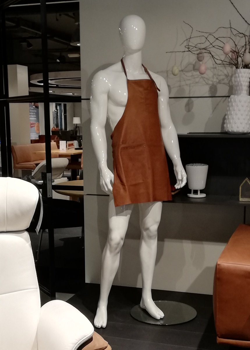 Poppysmammy's tweet photo. I find this amusing, in fact I find it very amusing 🤣🤣 #onkyinamsterdam #leather #maniquin #poppysmammy #sofashopping #holland #leatherapron https://t.co/wHgtik8e8P