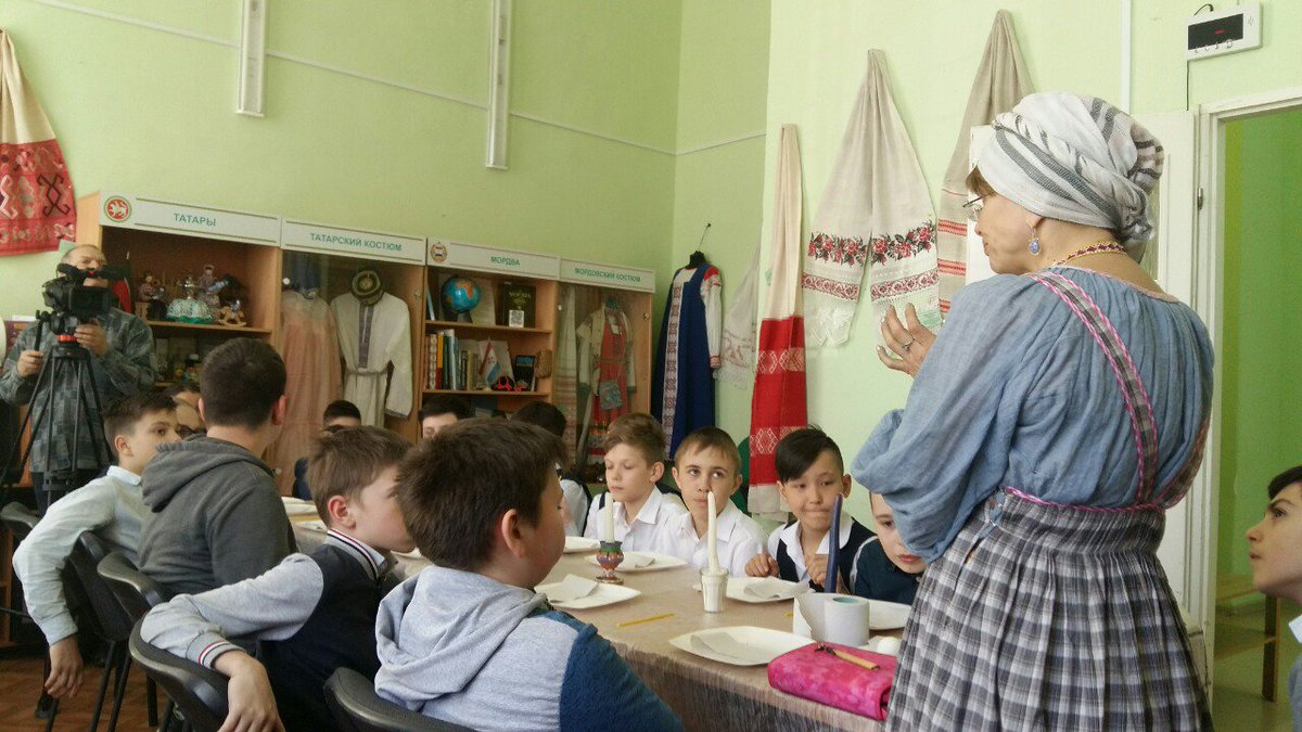 17 апреля в библиотеке народов Поволжья обучающиеся 5в класса Школы № 63 приняли участие в творческой мастерской "Пасхальный сувенир", был организован мастер-класс "Писанка"