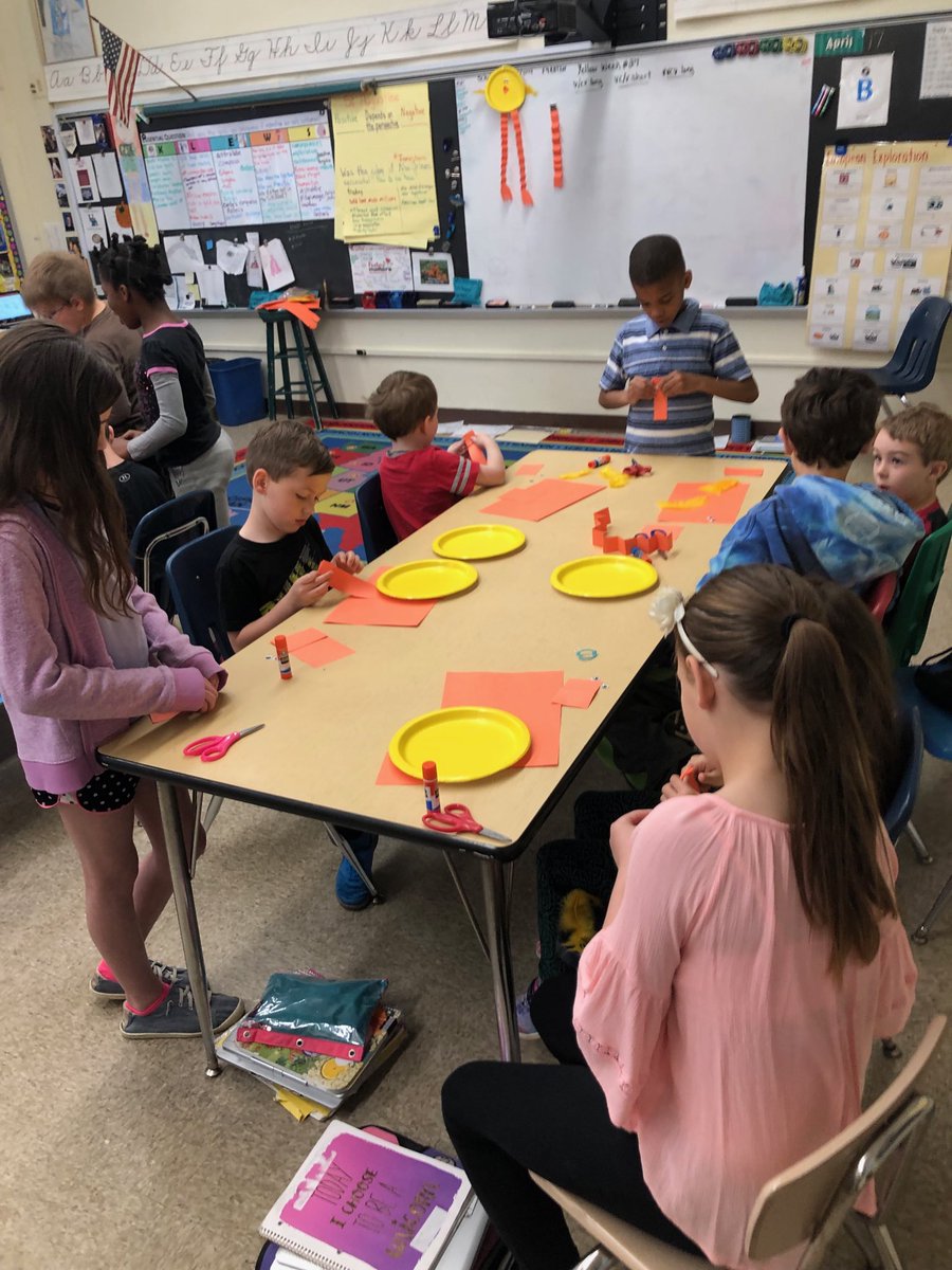 MrBassBCPS's tweet photo. @Prettyboyes @NicoleKNorris 4th graders and kindergarteners working on a spring craft. https://t.co/tNvR70bDgv
