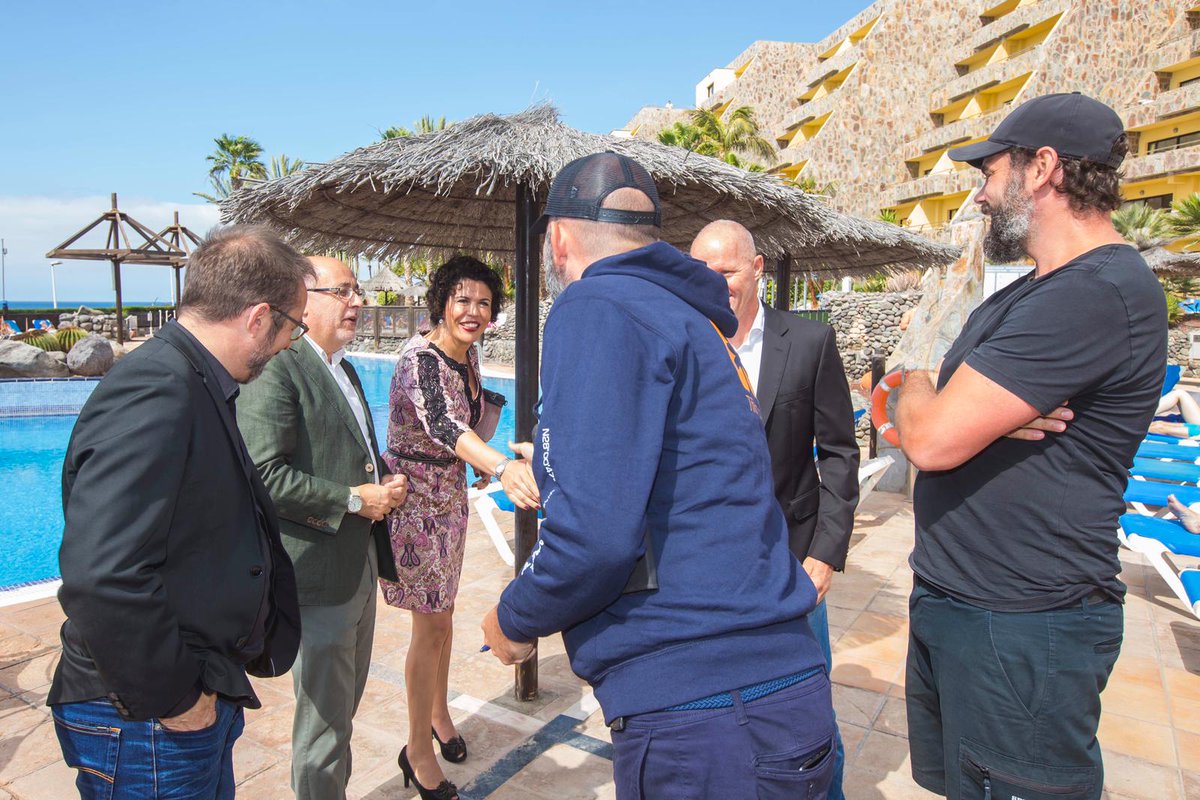 BlueBayHotels's tweet photo. Más imágenes de la repercusión mediática de la grabación de la serie internacional #PlayaDelEmbassy en #BlueBayBeachClub junto con la visita de #AntonioMoralesMendez, presidente del @GranCanariaCab https://t.co/a1u2ooNeWS