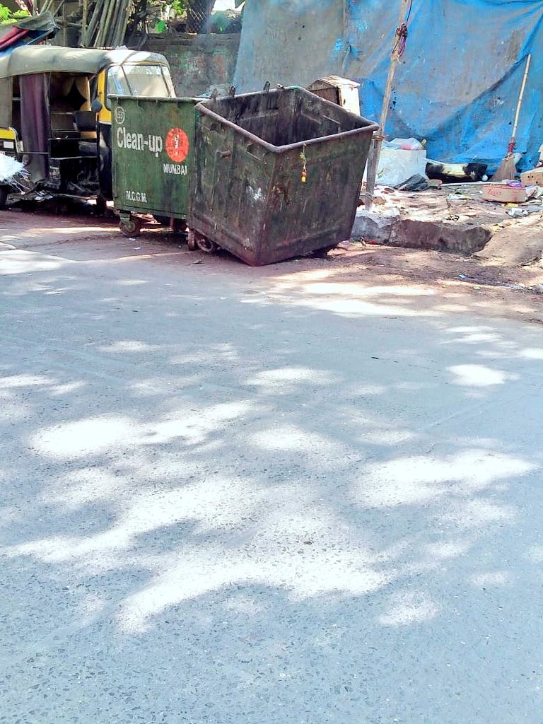 #Day7 things looking cleaner but the bins remain on the road. We are in search of a @swachhbharat  hero #365DayCleanUpChallenge for #Kurla #ElectionsOutlook #Elections2019 #ElectionsWithIndiaTV #ElectionsWithNews18 #ElectionsWithTimes #ElectionsWithMirror #ElectionsOnMyPlate