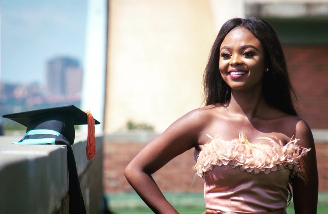 Oara_Tlhabane's tweet photo. A journey I'll forever be greatful for ππ½
#Graduation2019 #UJGrad2019 https://t.co/QtCn2Mfaa5