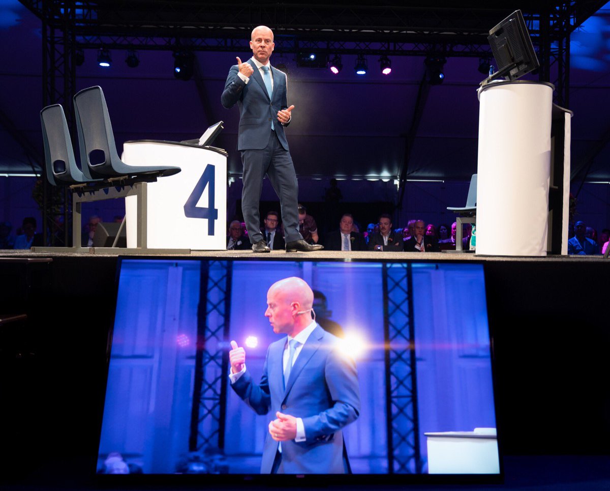 Voor de groei van het vertrouwen in de overheid ziet staatssecretaris @RaymondKnops een grote rol voor medewerkers van gemeenten: “U hebt als eerste contact met de burger, uw rol is ambassadeur van de overheid” zegt hij op het #NVVBcongres #blijaandebalie