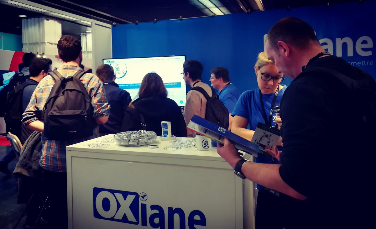 OxianeIT's tweet image. Premier quiz #java12 @DevoxxFR  avec Jean Michel 💪💪