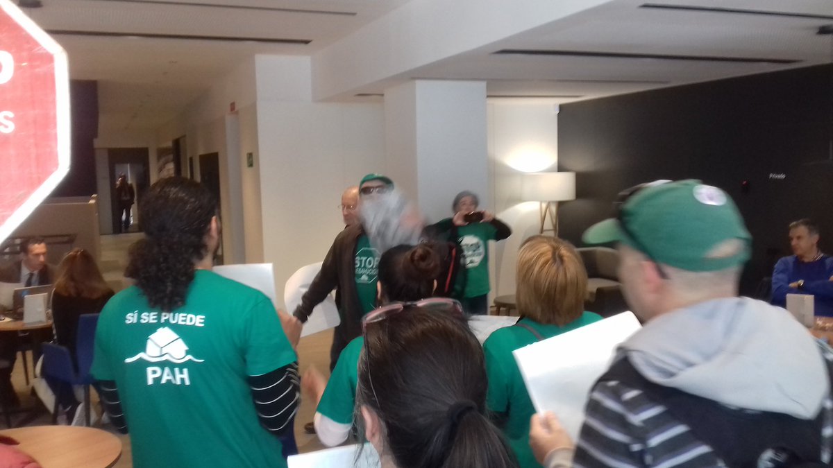 Hola, <a href="/caixabank/">CaixaBank</a>. Hemos venido a una de vuestras a oficinas a demostraros nuestra indignicación por el sufrimiento de María y su familia y EXIGIROS una solución #MariaSeQueda