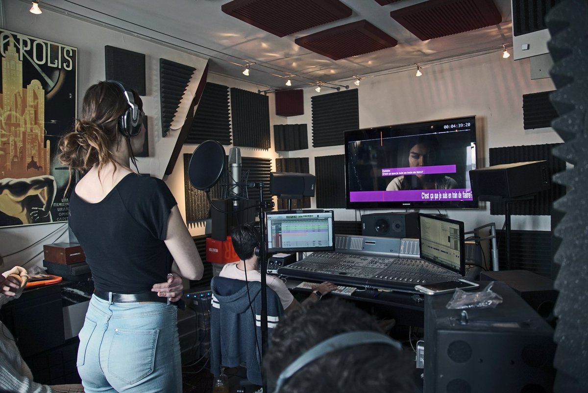 ecoleEICAR's tweet photo. Les étudiants de l'#Actorat se forment au travail sur la #scène, sur les #plateaux mais aussi en #studio d'enregistrement ! Retour sur le séminaire #Doublage et #VoixOff pour le #cinéma, avec l'ingénieur du son David Amsalem, sous l'œil intrigué de Nouchka III 😻 ! https://t.co/yI8UD46WQa
