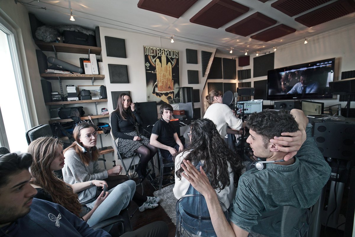 ecoleEICAR's tweet photo. Les étudiants de l'#Actorat se forment au travail sur la #scène, sur les #plateaux mais aussi en #studio d'enregistrement ! Retour sur le séminaire #Doublage et #VoixOff pour le #cinéma, avec l'ingénieur du son David Amsalem, sous l'œil intrigué de Nouchka III 😻 ! https://t.co/yI8UD46WQa