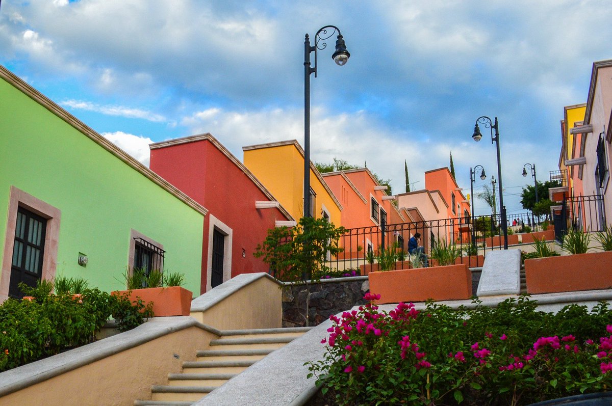 EmbaMexEsp's tweet photo. Además de actividades históricas y culturales, @Aguascalientes cuenta con un clima privilegiado, paisajes montañosos, manantiales de aguas termales y pueblos mágicos. Un pequeño territorio, un gran destino. ¡Conócelo!
#EstadodelMes #VisitaMéxico #ViveAguascalientes https://t.co/ZhjvY0oW8e